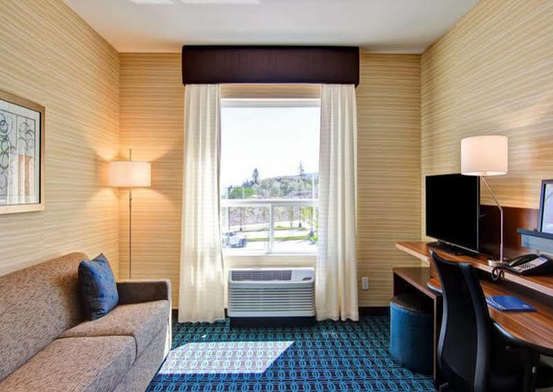 Fairfield Inn & Suites By Marriott Kamloops Exterior photo